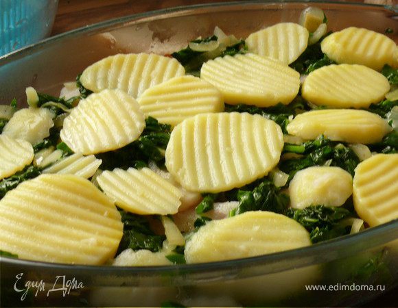 Духовку разогреть до 180 гр. Форму для запекания смазать раст. маслом. Сметану смешать с яйцами и сыром.Первым слоем выложить картофель, потом рыбу, затем - шпинатную массу, затем картофель. Сверху - еще немного шпината. Залить сметанным соусом и запекать 40-45 минут.