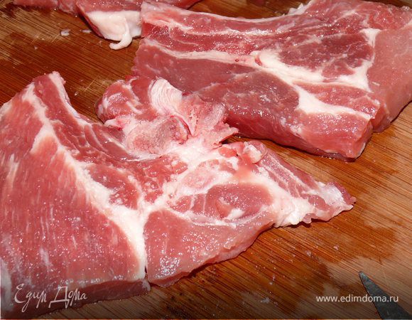 Порезать мясо как на отбивные - пластами.Если есть косточка - сохранить.