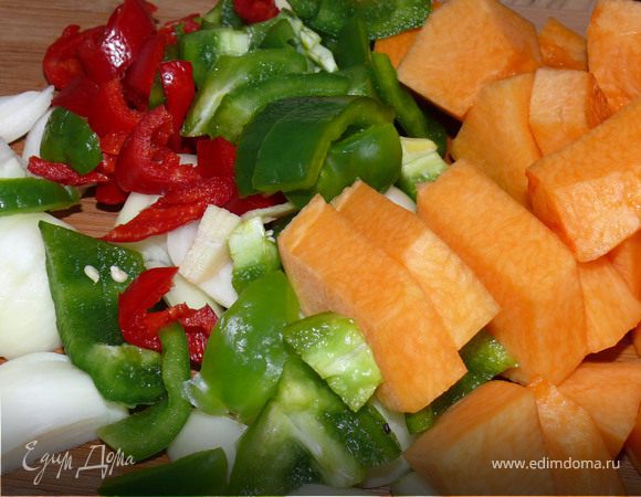 Лук разрезать пополам, затем вдоль( не кольцами)
Порубить чеснок, крупными кубиками порезать перец, Еще крупнее - тыкву