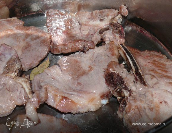 В сковороде разогреть раст. масло, обжарить мясо( порциями) с 2-х сторон ( но не зажаривать сильно - см. фото)Вынимать мясо в подготовленную емкость, где можно его тушить.Туда же - лавровые листь и душистый перец горошком.Только после обжарки можно присолить и поперчить( каждый слой отдельно
