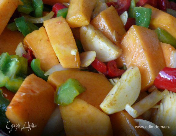 На сковороде, где жарилось мясо припустить  овощи, по необходимости добавляя раст. масло.Уложить поверх мяса.Залить небольшим колличеством воды( на 1/3 емкости).Тушить на медленном гоне 30-40 минут( свинину)