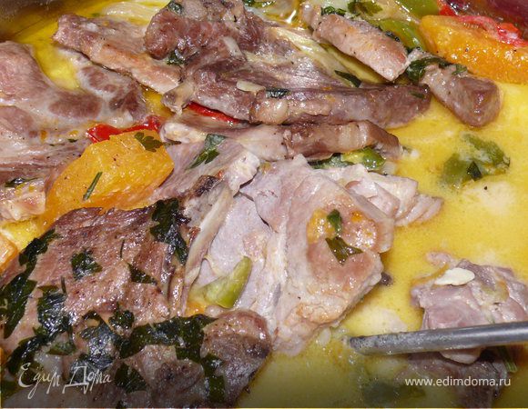 Сливки размешать с порошком карри, влить в мясо. Откорректировать остроту и соленость по вкусу.Потомить еще минут 10 и...Нежнейшее( как поцелуй) мясо - го-то-во!