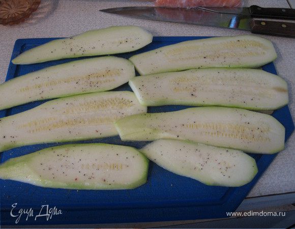 Цукини нарезать вдоль тонкими полосками, посолить и поперчить с обоих сторон, обжарить на сковородке (смазанной маслом) до золотистого цвета, остудить под пленкой, чтобы цукини остался мягким.