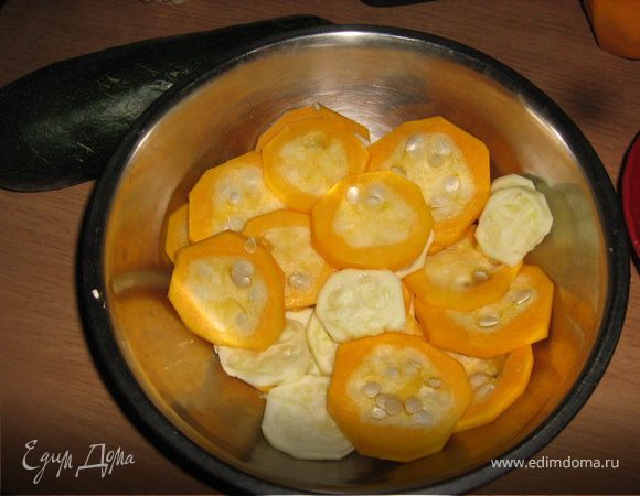 Кабачки порезать тонкими кружочками и слегка посолить, оставить на 20 минут