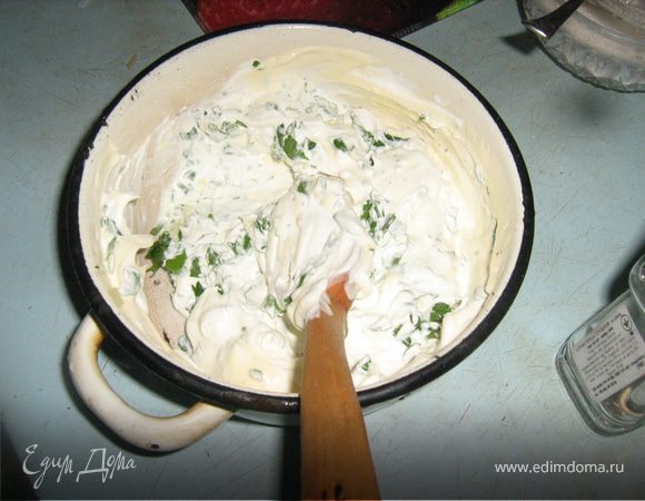 Смешать сметану, майонез, мелко нарубленную зелень, чеснок, пропущенный через пресс.  Добавить соль и перец по вкусу. Соус должен быть остренький.