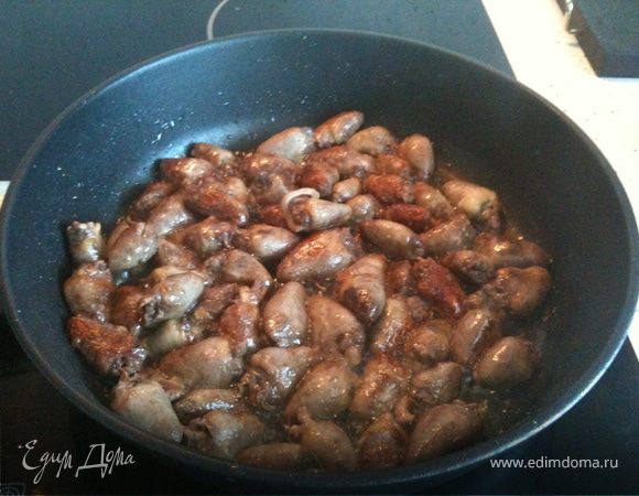 обжарить на оливковом масле минут 5-7 на большом огне