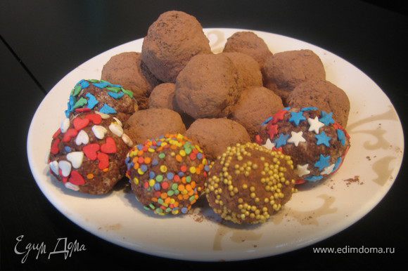 добавляю просто какао и грецкие орехи. Готовые шарики укладываем на плоское блюдо и убираем в холодильник на ночь ( 12 часов). получается изумительно!!!! Попробуйте и не пожалеете!