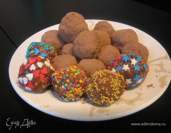 добавляю просто какао и грецкие орехи. Готовые шарики укладываем на плоское блюдо и  убираем в холодильник на  ночь ( 12 часов). получается изумительно!!!!
Попробуйте и не пожалеете!
