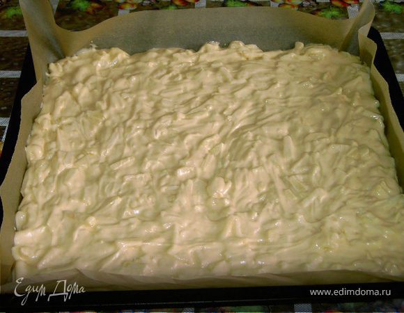 Яблоки очистить от кожуры,вынуть семена и мелко нарезать,добавить в тесто и размешать ложкой.Выложить тесто на противень,размазать его ложкой по всей поверхности,поставить в заранее разогретую духовку и выпекать при 180`C примерно 25-30мин.