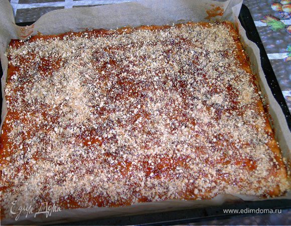 Тем временем на сковороде(без жира) поджарить до золотистого цвета миндаль,а перед тем,как вынуть пирог,в микроволновке разогреть джем.
Ещё горячий пирог смазать джемом,для чего лучше использовать кисть,посыпать сверху миндалем,разрезать на кусочки.Всё.Можно подавать к чаю.