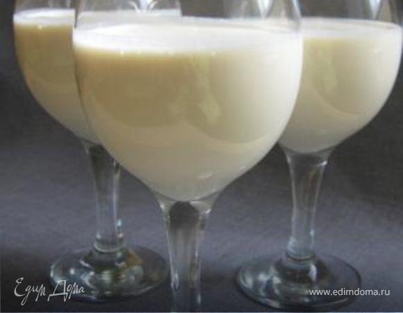 Приготовление такое же, как и у творожного десерта "Нежный". Т.е. желатин замачиваем в воде, а все остальное взбиваем. Потом вливаем набухший желатин и опять взбиваем. Готовый крем разливаем по креманкам.