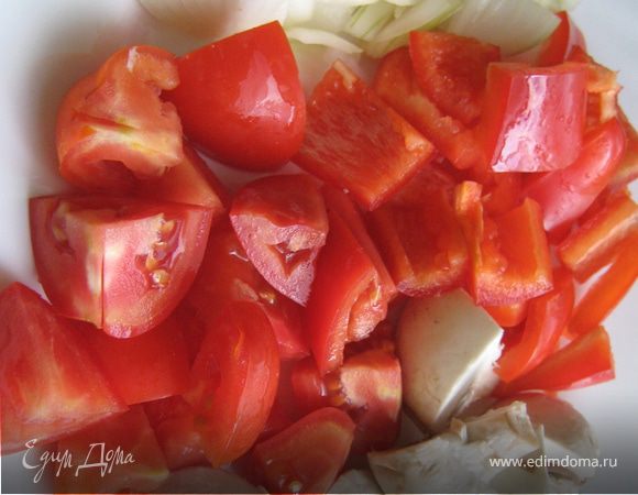 Нарезаем крупно все ингредиенты.