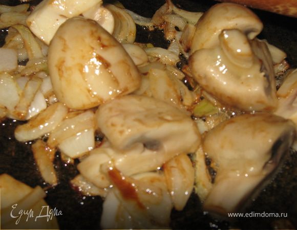 Сначала обжарила до румяной корочки филе индейки.
Сняла с огня. В этой же сковородке обжарила репчатый лук, шампиньоны. 