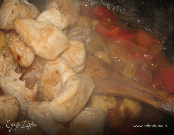 Дальше, влила воду в рагу, потушила, добавила обжаренную индейку, все посолила. Тушим до готовности. (Если используем специи, добавляем их за минут 5 до готовности).
Можно добавить в блюдо карри.
Подавать по желанию с рисом