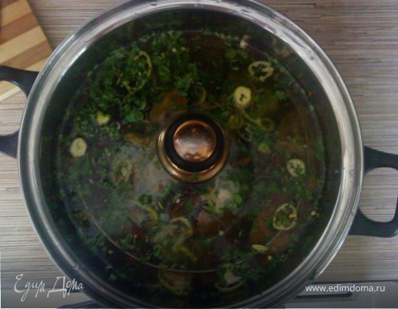 Рассол: 1 стакан уксуса на 2 стакана воды. Рассола необходимо столько, чтобы он полностью покрыл баклажаны.
Прижать тарелкой и в холодильник. Примерно через 10-12 часов закуска готова. Синие достать из рассола, Порезать кусочками, можно посыпать свежей зеленью. Приятного аппетита!!!
