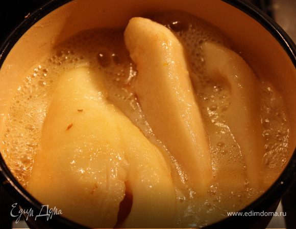 Груши очистить и разрезать пополам, удалить сердцевину.В небольшом сотейнике растопить масло и сахар, добавить цедру и сок лимона (1ч.л.сока оставить,чтобы погасить разрыхлитель).Положить в сироп груши и немного потомить на маленьком огне до полуготовности. Снять с огня.Груши брать только твердые,чтобы они не разварились при варке.