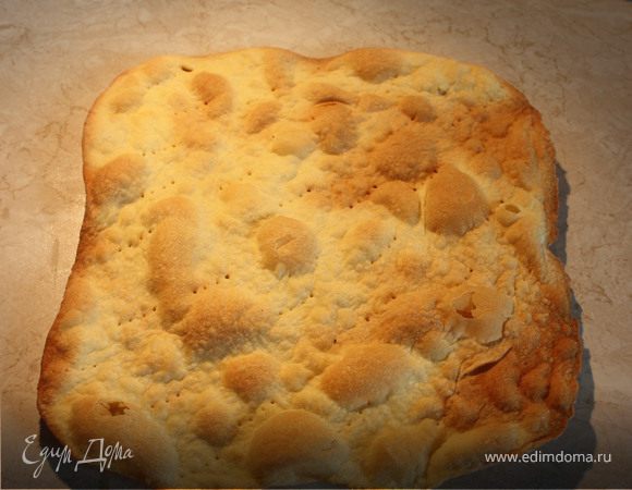 Каждый лист теста кладем на противень(смазывать маслом не нужно),часто накалываем вилкой,выпекаем 5-7 минут при 180 С до золотистого цвета.