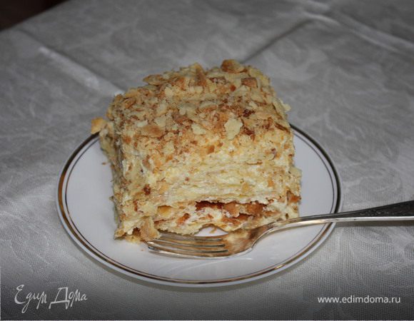 Торт поставить в холод на несколько часов, идеально-если на ночь,тогда он хорошо пропитается и станет очень нежным. Если есть возможность - приготовьте заварной крем с натуральной ванилью,добавьте ее в молоко, вкус улучшится,а аромат - на весь дом! Приятного аппетита!