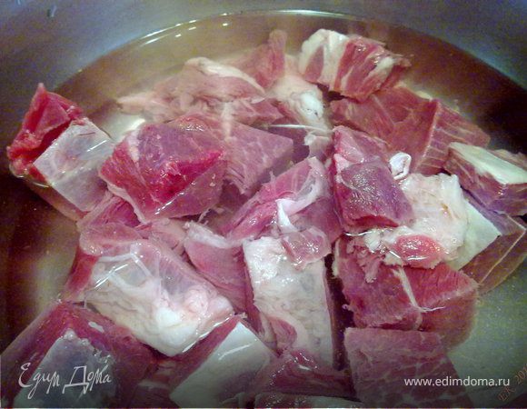 Ставим варить мясо, порезанное среднего размера кусками, в небольшом количестве воды, периодически снимая пенку, варим до готовности около часа. При необходимости можно долить немного воды, но ее не должно стать больше, чем изначально...А больше за все время готовки воду совсем не добавляем.
