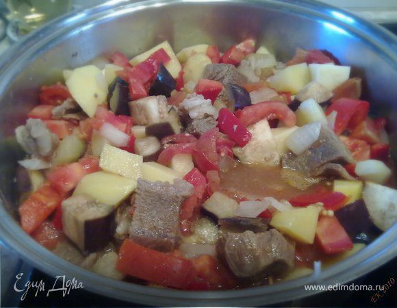 И таким образом режем все, кроме фасоли, и закидываем к мясу, перемешиваем и наблюдаем, как все это великолепие начинает отдавать свой сок.....
