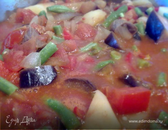 Порезать очищенные от шкурок помидоры в собственном соку и вместе с соком - тоже в кастрюлю. Туда же томатную пасту. Перемешать. Вообще насыщенность томатными составляющими - одна из составляющих успешного результата в этом блюде  
Тушить все практически до готовности овощей, затем добавить фасоль, перемешать и тушить еще минут 15.
