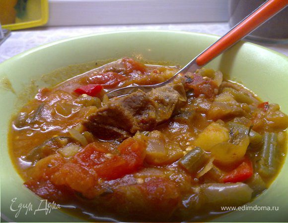 Добавить сливочное масло, еще потушить минут 10-15..... Вообще готовится долго: мясо должно стать мягчайшим и таять во рту, овощи тоже хорошо протушиться, сок от овощей и мяса должен загустеть....
За 5-10 минут до готовности поперчить, добавить от души сухого базилика (регана). Про соль не говорила, это в готовке естественно, солим в процессе готовки не забываем)))).
В конце бросить в кастрюлю острый перчик ( с осторожностью!) по вкусу, выключить плиту и дать настояться не менее получаса под крышкой....
Дождавшись положенного времени разливаем уже по тарелкам и вкушаем наш аджабсандал.....

