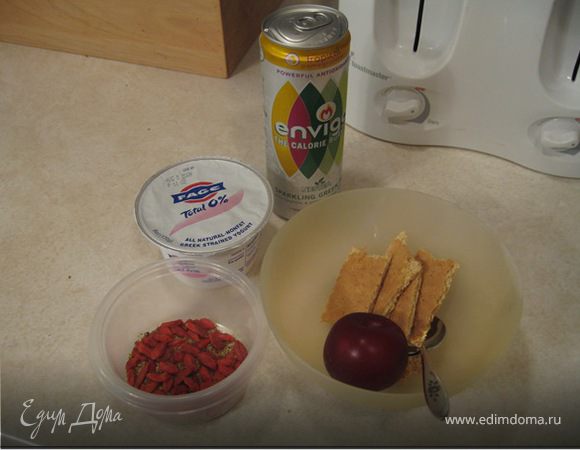 нарезаем сливу ломтиками,затем добавим тотал 200 гр,это нечто между сметаной и йогуртом,посыпаем печенькой или крекером,сироп медовый ложечку,две ложки столовые годжи,одну ложку проросшей пшенички-и всё это немножечко перемешиваем, подливая холодным чаем,зелёным-садимся у окна-и кушая смотря вдаль, говоря про себя,жизнь прекрасна:))))