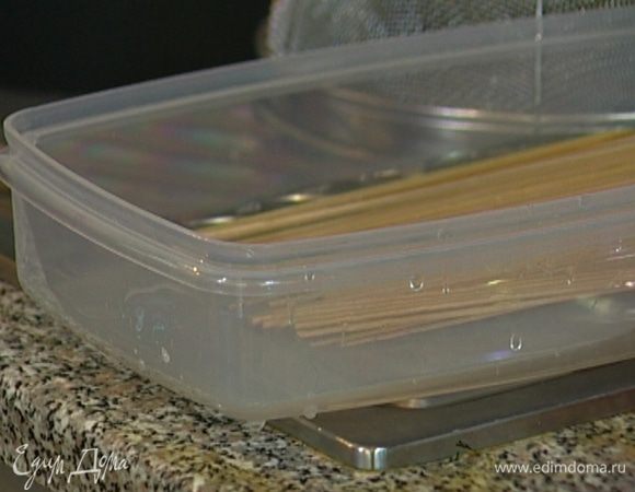 Деревянные палочки для шашлыка предварительно вымочить в воде.