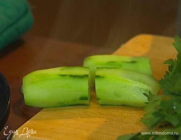 С огурцов срезать кожуру и отваривать их в течение 15 минут, затем разрезать на несколько частей.