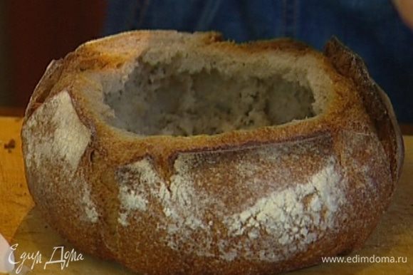 У хлеба срезать верхушку и вынуть мякиш так, чтобы получилась форма из хлебной корки.