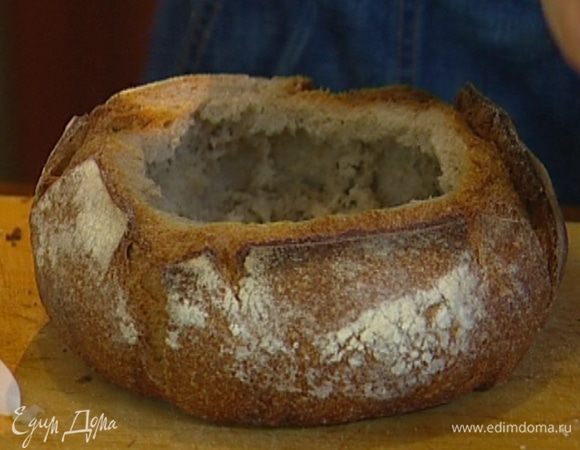 У хлеба срезать верхушку и вынуть мякиш так, чтобы получилась форма из хлебной корки.