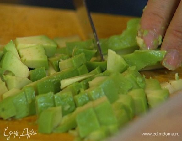 Авокадо почистить и, удалив косточку, нарезать мякоть небольшими кубиками.