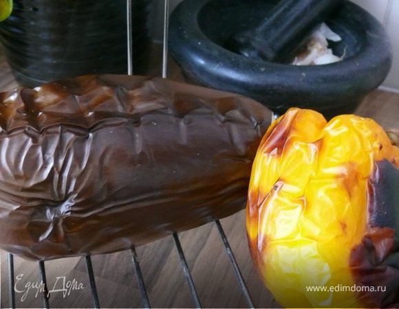 Запечь под грилем или в духовке( на решетке) баклажан и перец до черной корки.
!!!У баклажана срезать хвостик - иначе он взорвется!!!