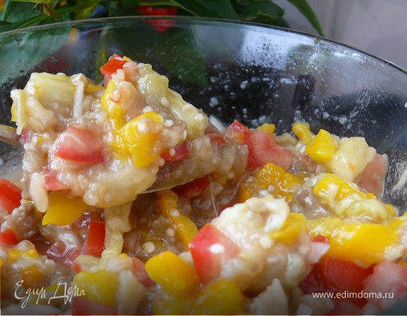 Очень мелко изрубить луковицу, выдавить чеснок, добавить к перцу и баклажану.Помидор порезать тоже мелко,удалив жидкость и семена.Посолить,добавить уксус и оливковое масло.Все хорошенько перемешать.Дать остыть,только после этого еще раз попробовать и *довести до вкуса*.Дело в том, что баклажан очень сильно в себя вбирает все вкусы и запахи и,пока он теплый, трудно понять окончательно достаточно ли соли и уксуса.