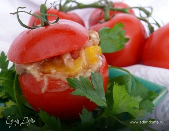 Подавать закуску сильно охлажденной.Можно в салатнике( как икру),можно в помидоре из которого выскоблена мякоть(ее потом можно использовать для приготовления томатного соуса).