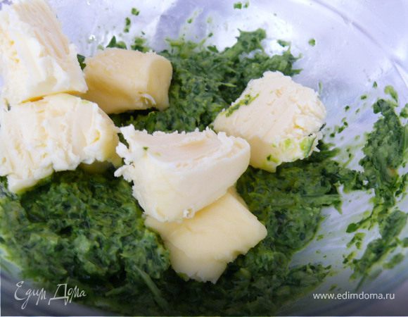 Порезать петрушку,положить в мисочку, посолить,выдавить чеснок, 1-2 ч.л. лимонного сока.Блендером превратить это в пюре.Добавить сливочное масло, перемешать( не взбивать!)