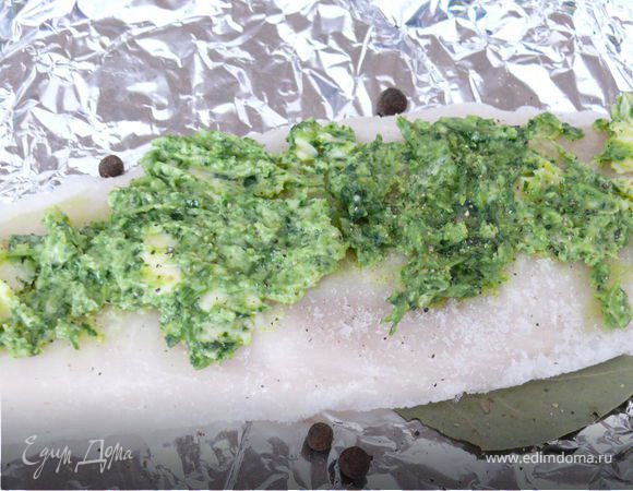 Подготовить 5 кусков фольги(можно сложить вдвое, чтобы не порвалась).
На фольгу : 3-4 листика лаврушки + 5-6 горошин душистого перца.Сверху - филе рыбы.На филе - зелёное масло.