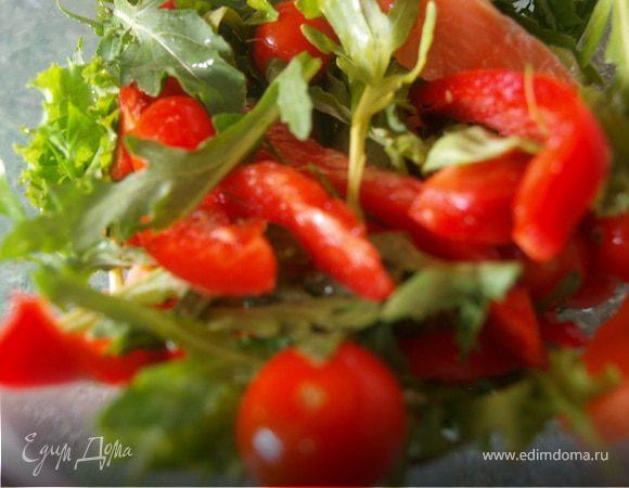 Пока корзиночки застывают, готовим салат. У меня сегодня такой: листья салата и руколу моем, обсушиваем, моем помидорки и перец, рыбу нарезаем тонкими пластинками и сбрызгиваем несколькими каплями лимонного сока, перец освобождаем от семян и нарезаем длинными полосками. В оливковое масло добавляем свежемолотый перец и несколько капель лимона, перемешиваем. Заправляем листья салата,перемешиваем, добавляем остальные ингредиенты и еще раз перемешиваем.