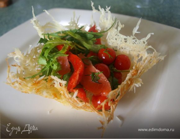 Наполняем наши корзиночки салатом и подаем!