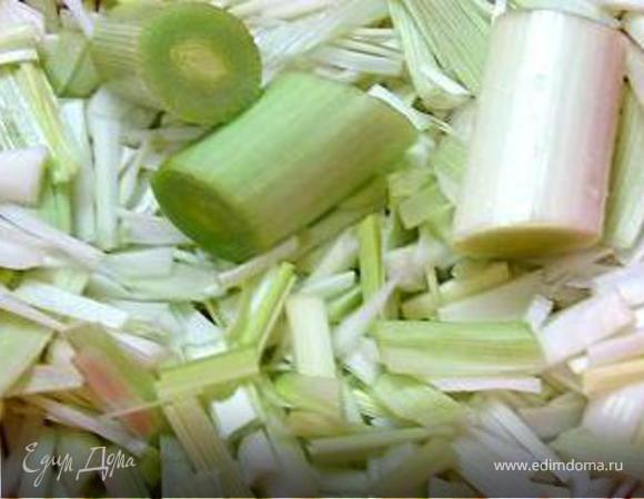 В большой глубокой кастрюле разогреть и растопить на медленном огне слив масло и обжарить до готовности лук порей.
Переложить готовый лук с помощью ложки " сито"( чтобы стекло лишнее масло) в другую посуду.