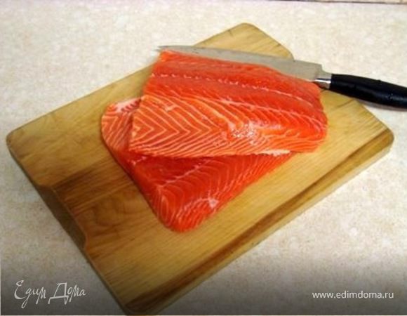 В кастрюлю где жарили лук добавить олив масло.Нарезать рыбу на кубики по 3 см и обжарить с каждой стороны по 2-3 мин. Добавить чеснок .Через минуту с помощью  ложки с отверстиями переложить  рыбу с чесноком к луку.
