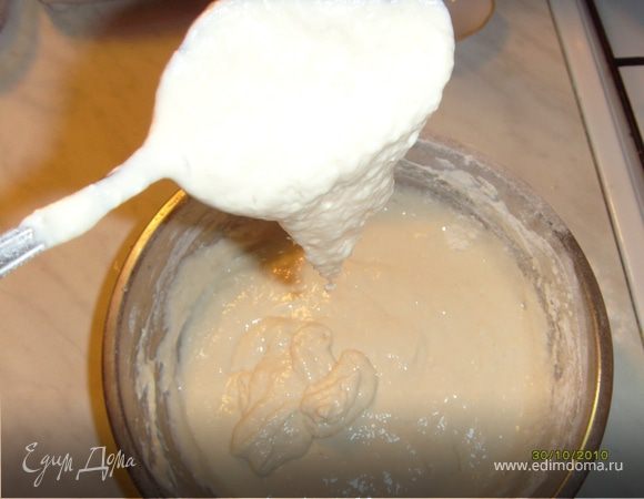 Добавлять понемногу муку, доводя тесто до такой консистенции, чтобы оно не сливалось с ложки. При нормальной густоте теста оладушки получаются пышными и не опадают.