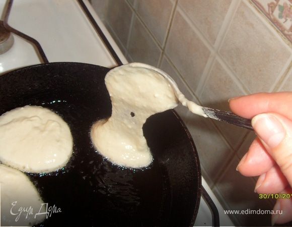 На разогретую с маслом сковороду ложкой выкладывать тесто. 