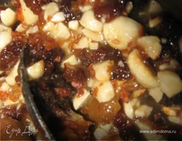 Сделать начинку. Для этого подрумянить арахис, крупно порубить. Смешать его с медом и корицей. Все хорошо перемешать.