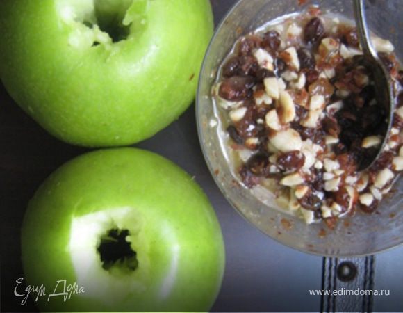 Яблоко очистить от сердцевины узким ножом. Поставила на сковородку. В очищенную сердцевину насыпала немного молотых сухарей(для того, чтобы при запекании мед не вытекал и яблоки не подгорели) и кусочек сливочного масла. 