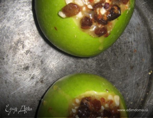 А сверху укладываем начинку : смешиваем изюм, орехи, мед и корицу. 
Ставим яблоко запекаться в духовку при 180 градусах минут на 20-30. Готовое яблоко слегка посыпаем сахарной пудрой и оформляем по желанию.