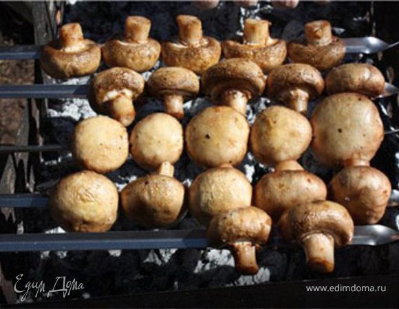 Грибы накалываем на шампур и жарим на мангале до готовности (примерно минут 15 в зависимости от огня).