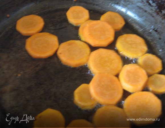 Баклажаны нарезаем средним кубиком и обжариваем их с 1 зубчиком чеснока минуты 2. 
Перец свежий нарезаем шашками, морковь - кружочками, лук мелкий режим на две половины. Все эти овощи тоже обжариваем до полу-готовности. 