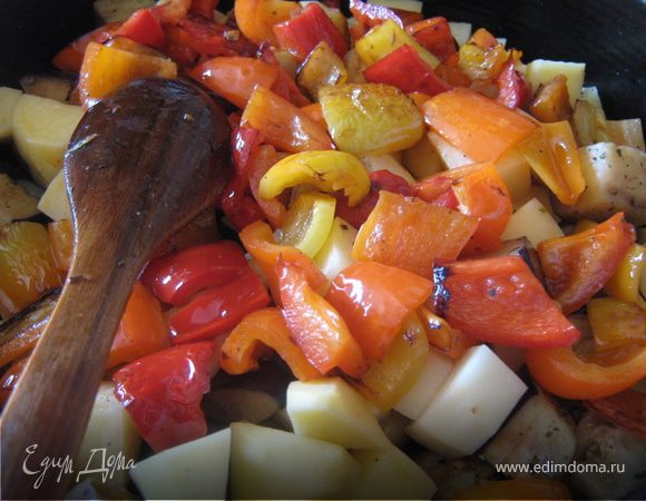 В емкость для запекания (формочка, сковородка) кладем обжаренные овощи и картошку, нарезанную средним кубиком. Добавляем травы, соус, солим, перчим и перемешиваем все.