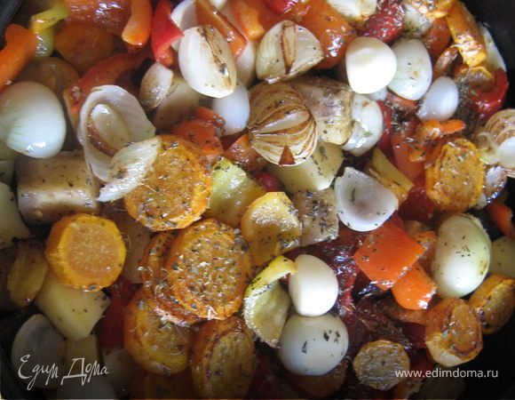 Сверху укладываем порезанный на 2 части чеснок. Запекаем овощи около часа при 180-190 градусах. 
Можно подать со стейком из курицы или к любому мясу.